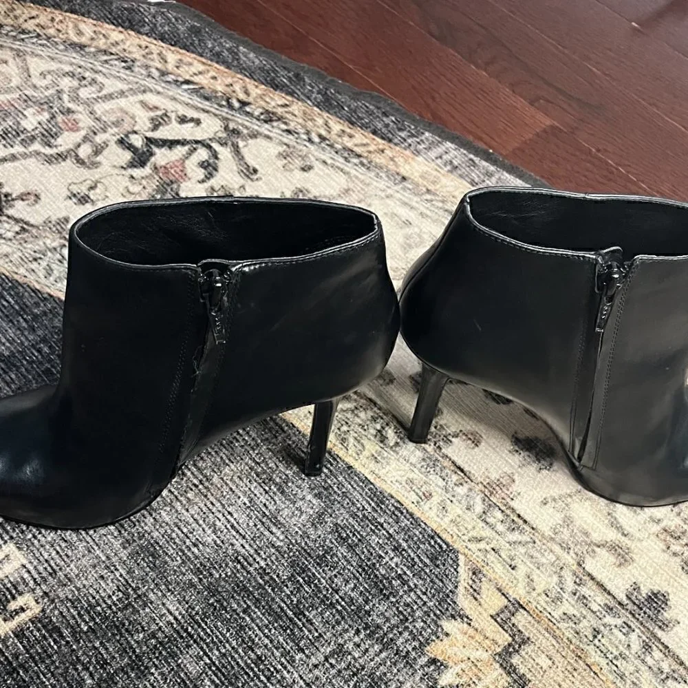 Nine West Round Toe Black Booties Size 8.5 EUC